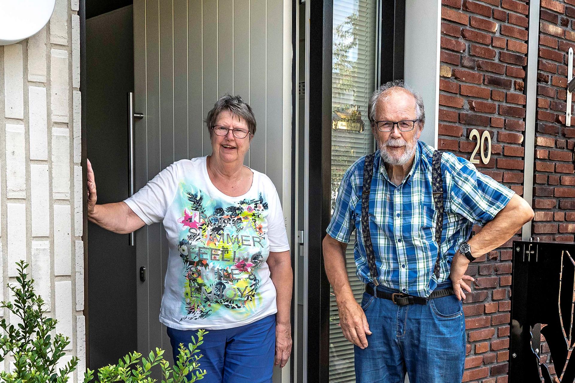 Ouder echtpaar in deuropening