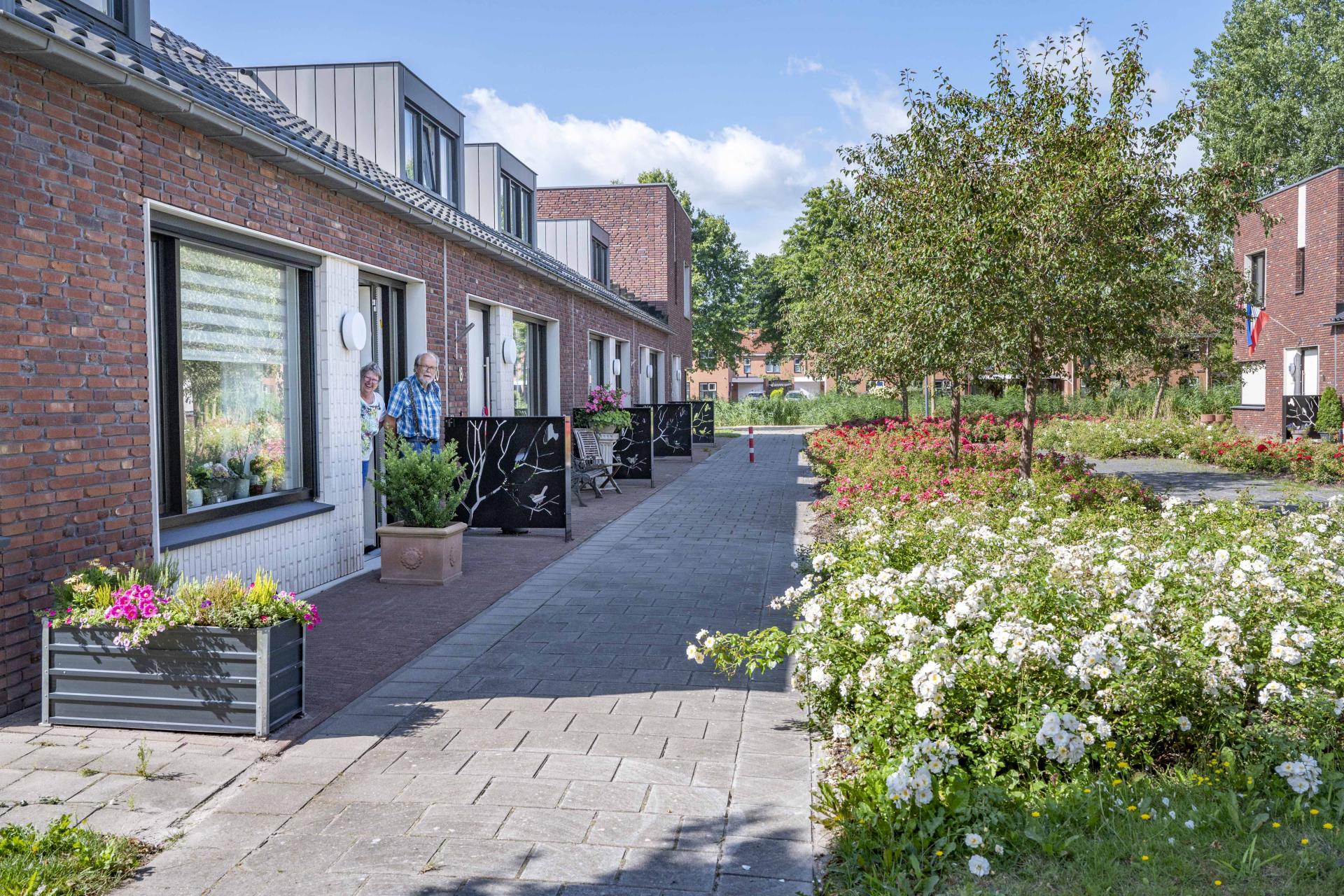 Ouder echtpaar in deuropening