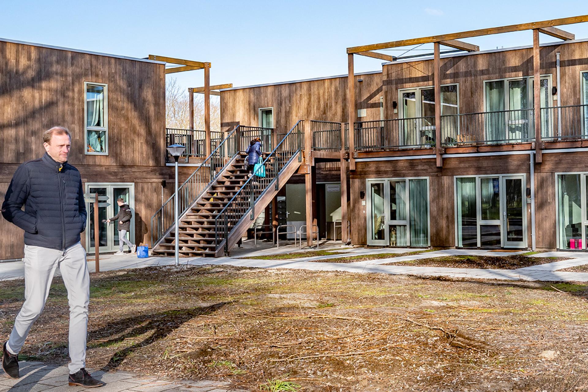 Voorbijganger zonnetje Houtbouw Nieuw-Vennep_Martin Waalboer